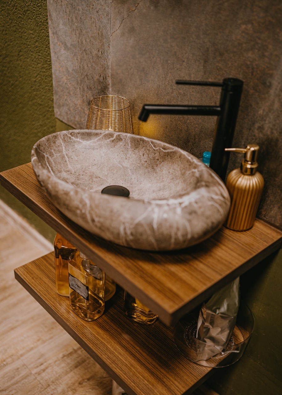 Komfortní masážní lehátka a relaxační místnosti připravené pro procedury v LAYA Spa Ritual Jablonec nad Nisou