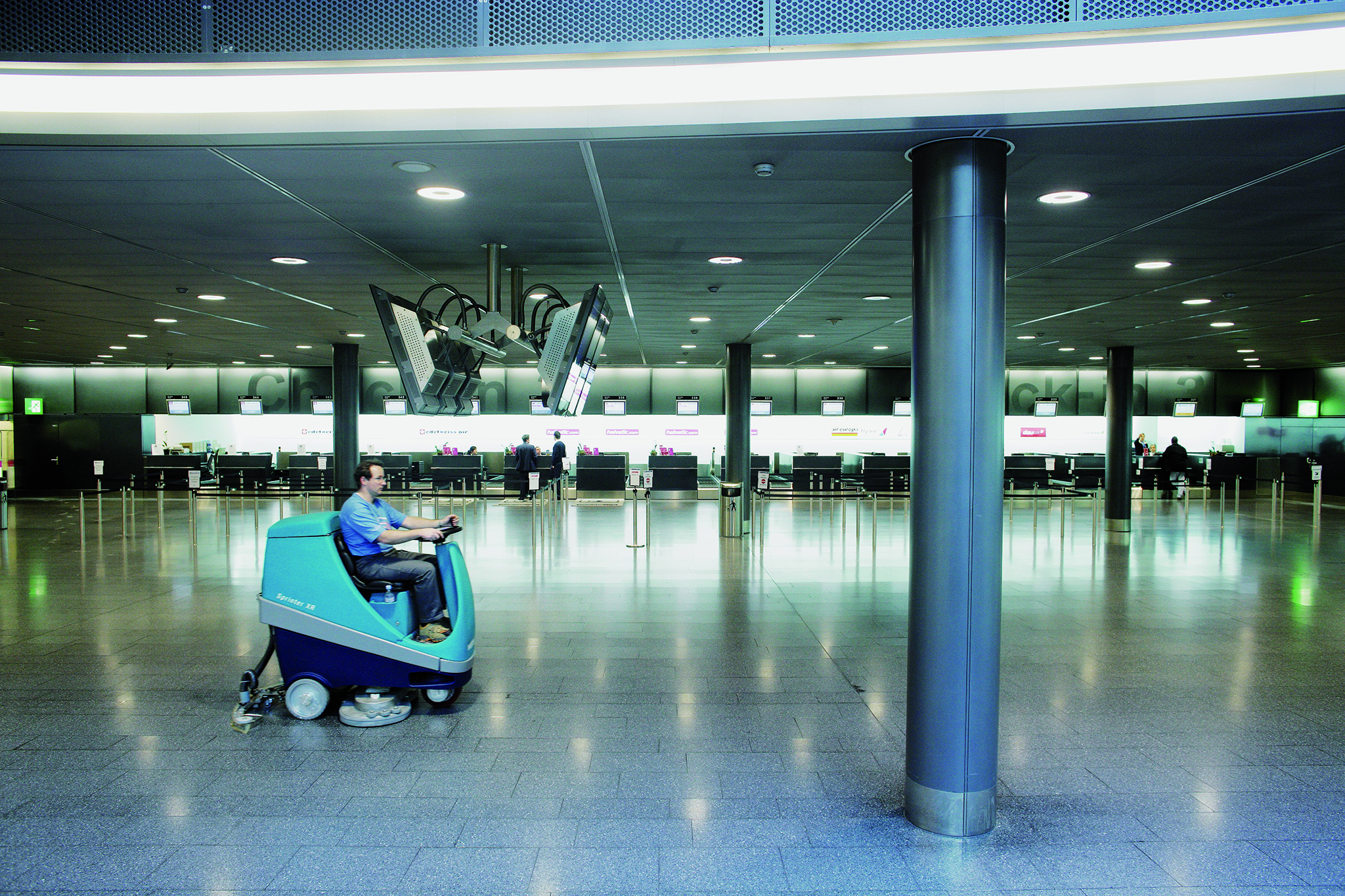 Produktbild von Aufsitz-Scheuersaugmaschine Sprinter bei Reinigung des Flughafen Zürich (Wetrok, 2005)
