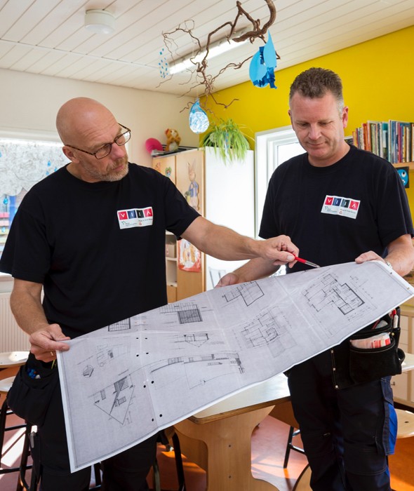 Man breekt schoorsteen af met breekhamer