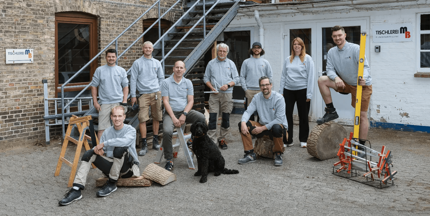 Team of the company raumkreativ tischlerei mb standing in front of a van.
