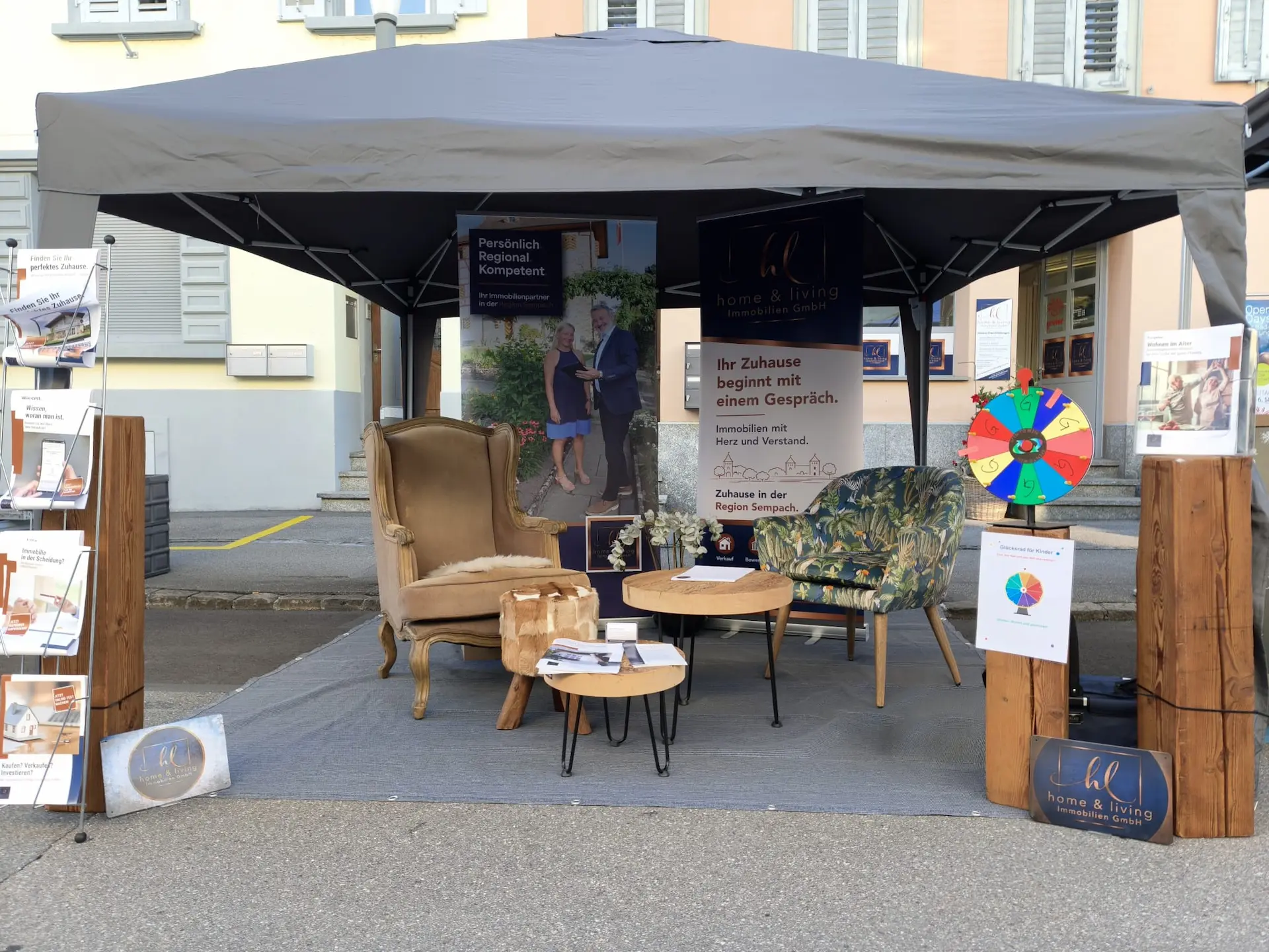 Immobilienexperte Urs Witprächtiger aus der Region Sempach vor historischem Brunnen