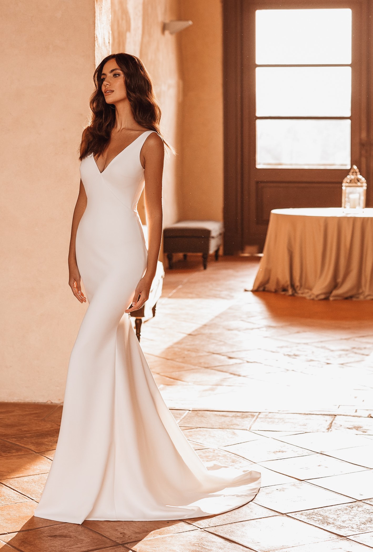 Brautkleid mit cleanem Schnitt und fließendem Rock