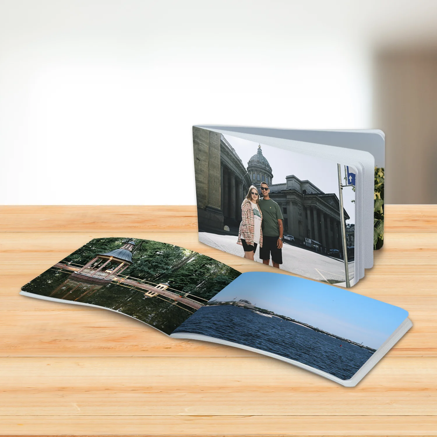 Pessoa segurando fotolivro com foto de mulher sorrindo ao ar livre, com a frase “Eu amo o Norte” escrita no canto da imagem