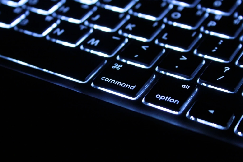 Teclado retroiluminado en un entorno oscuro