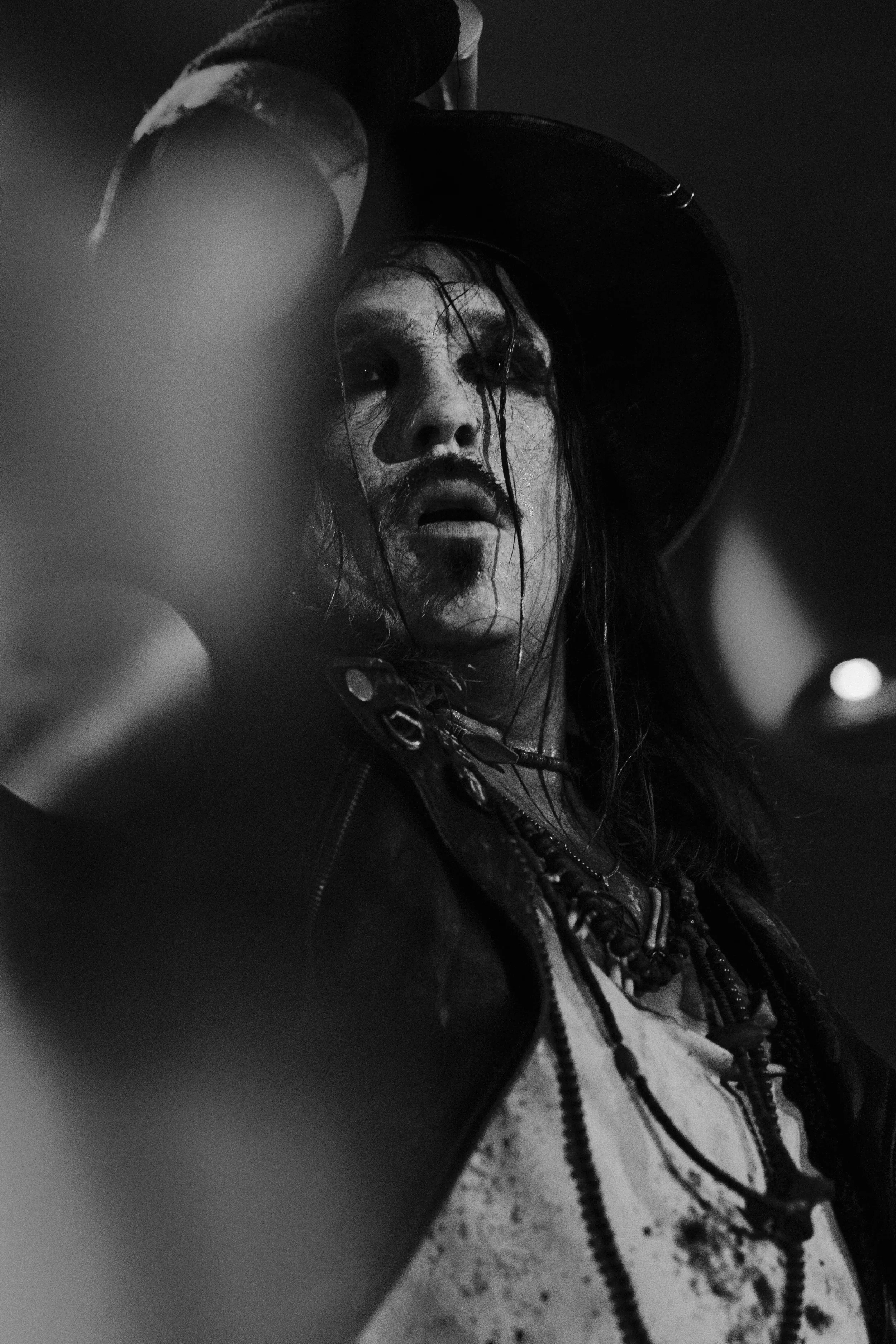 Photographie de concert en noir et blanc, volontairement floue, capturant le mouvement et l'énergie de l'artiste