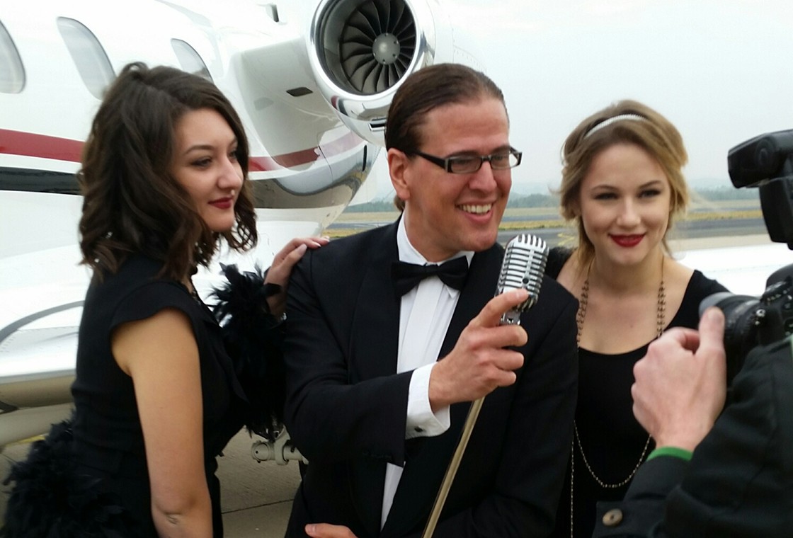 Musiker im Anzug wird vor Privatjet am Flughafen Dortmund fotografiert