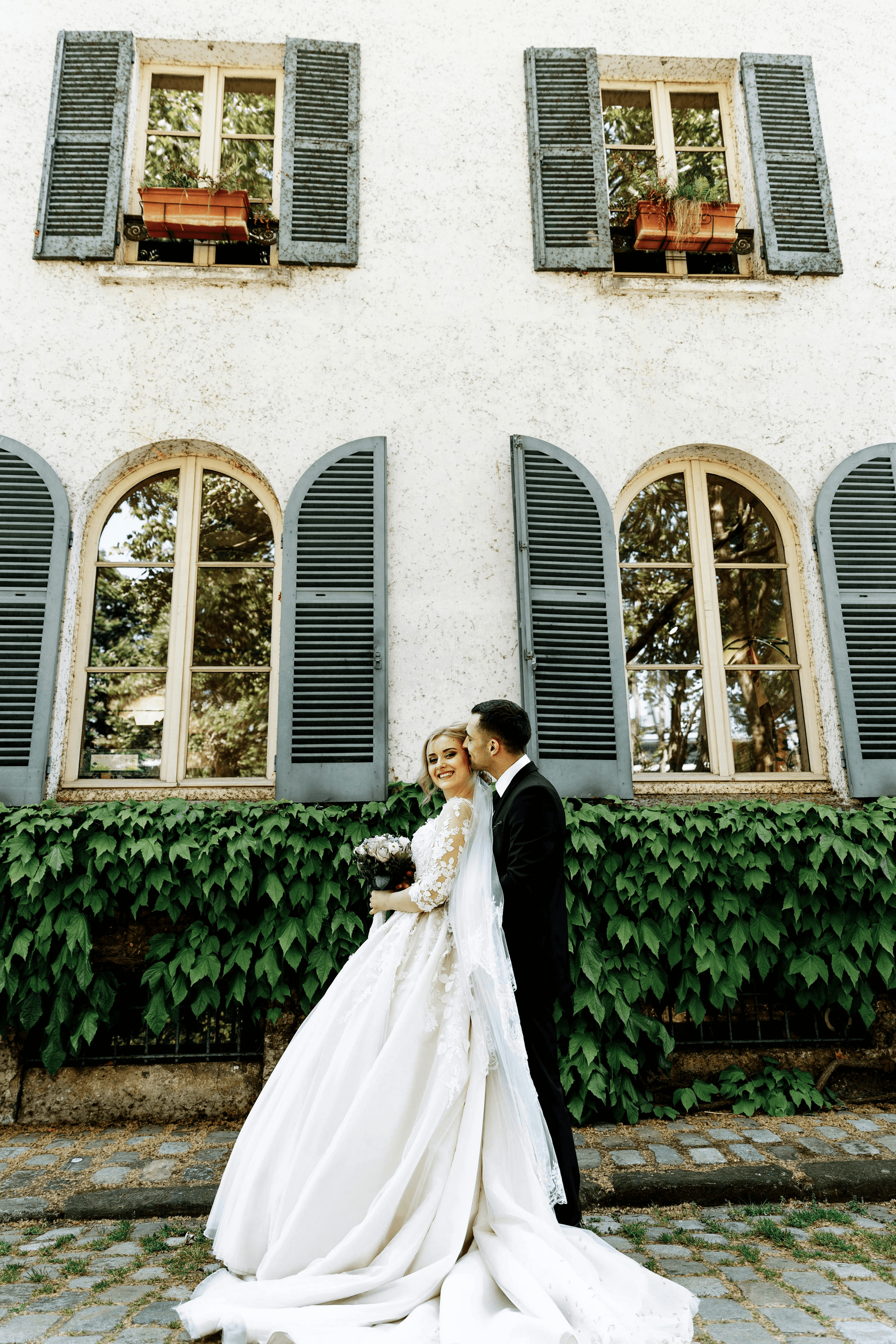 bride and groom photoshoot