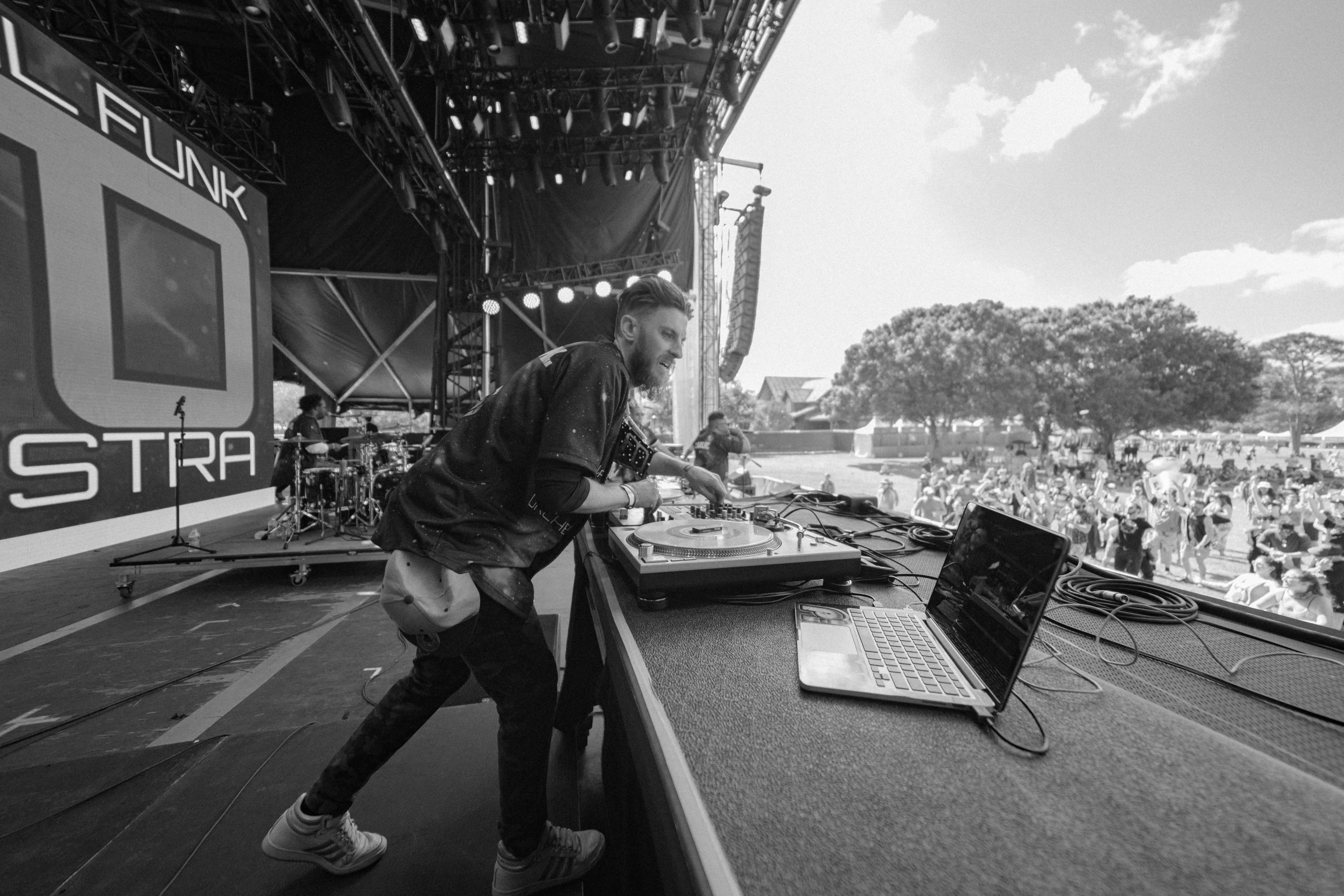 dizzlephunk djing at a festival