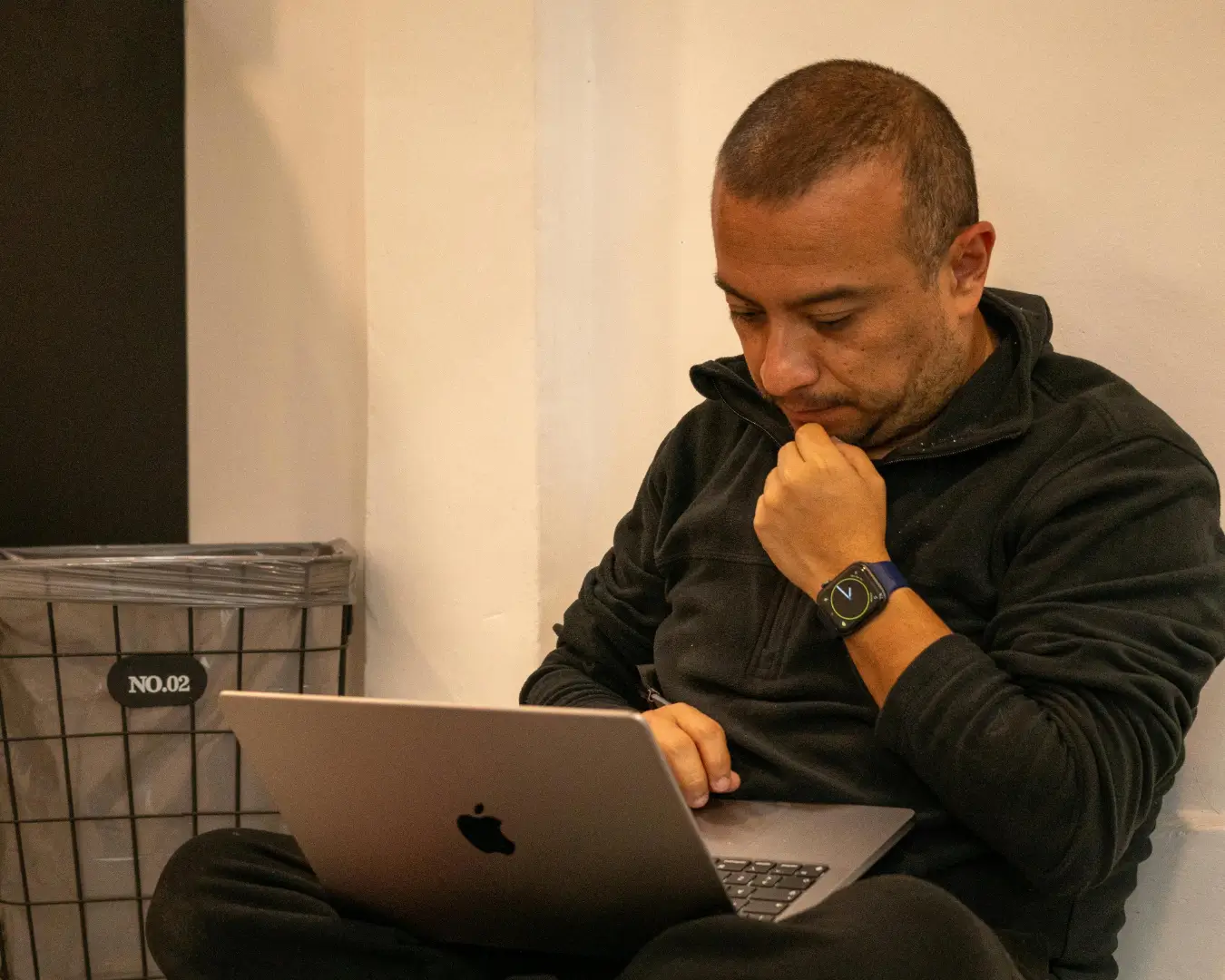 Hombre viendo su laptop como portada en artículo sobre por qué no funcionan sus facebook ads