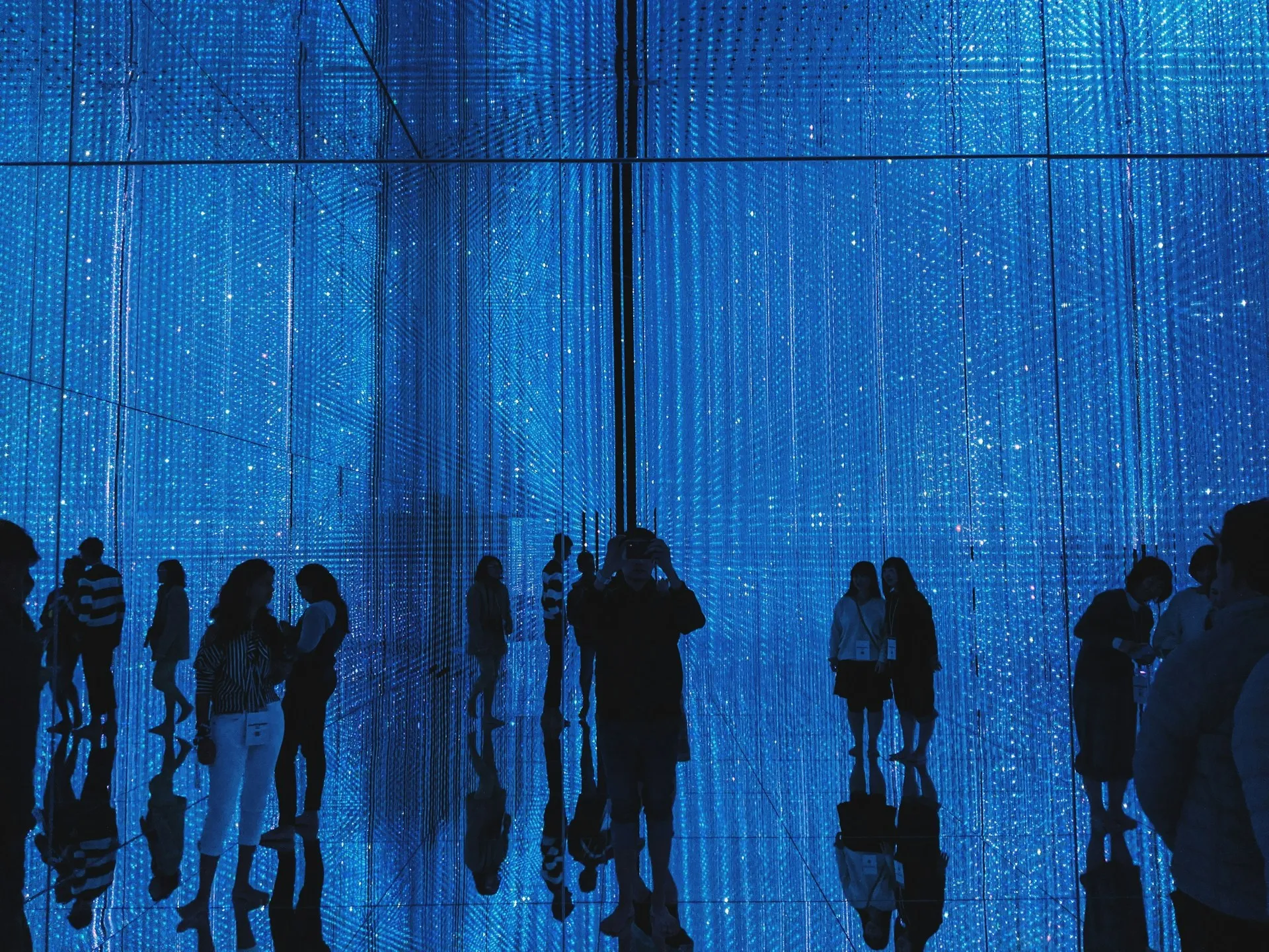 Interaktive Informationspunkte in einer abstrakten Kunstausstellung