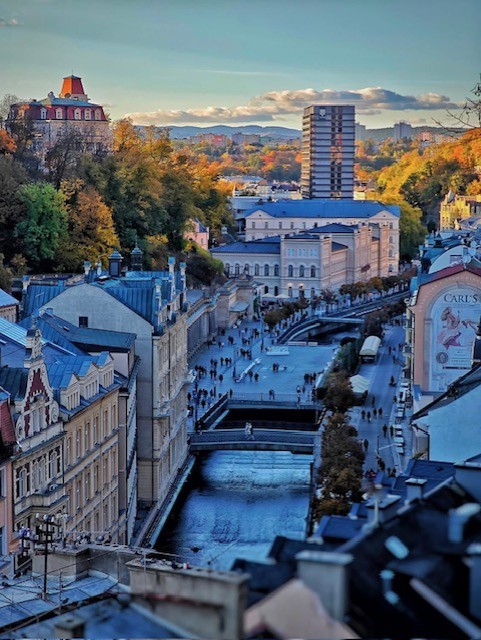 Fotka Karlových Varů z výšky.