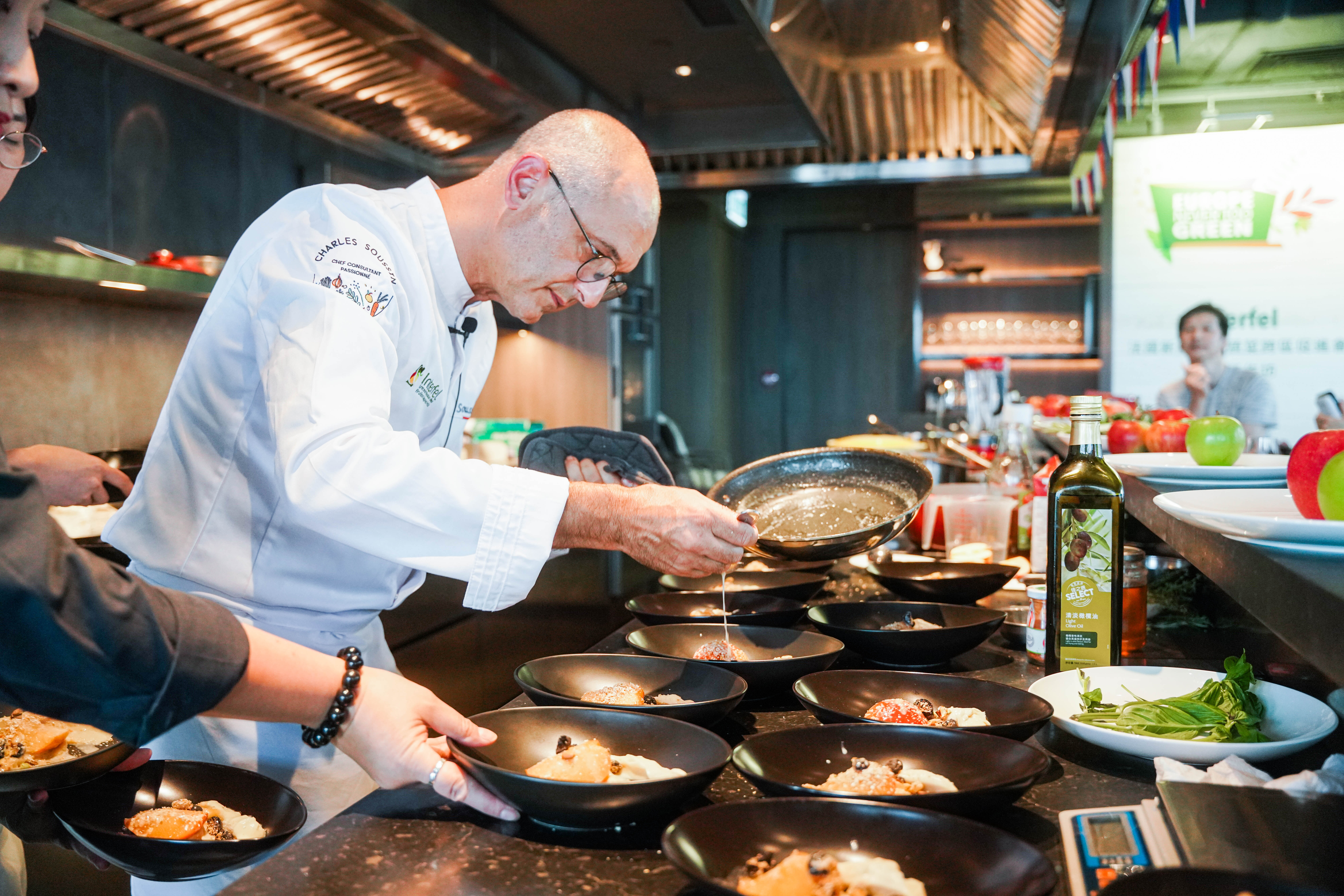 chef cuisinant pour un événement