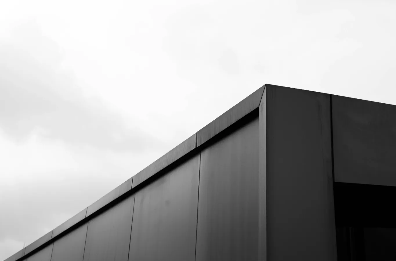 a black and white photo of a building