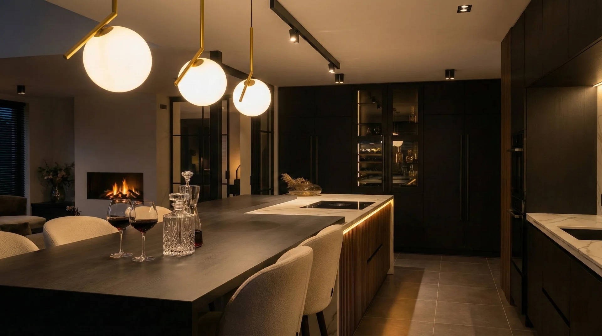 Gerealiseerde keuken met verlicht kookeiland, messing bolarmaturen en een wijnkast met glazen deuren