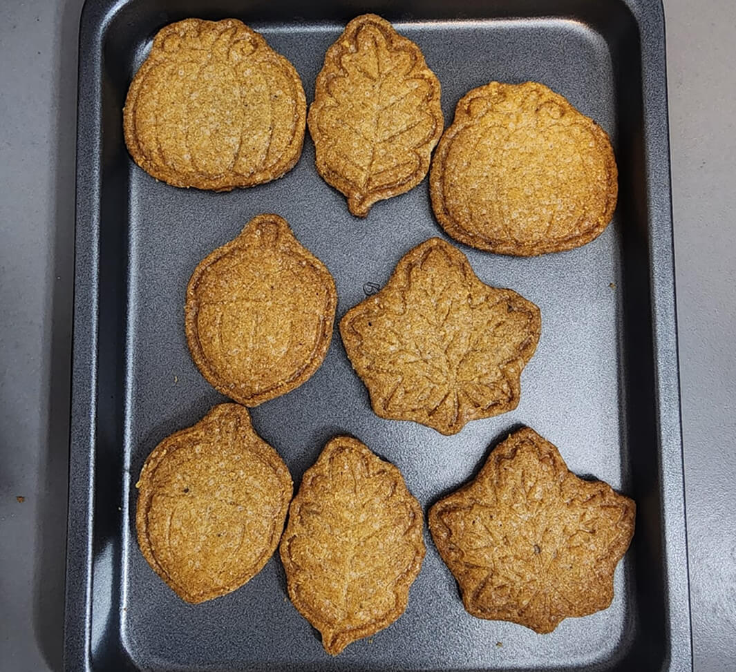 Bandeja con galletas especiadas tipo speculoos con formas otoñales.