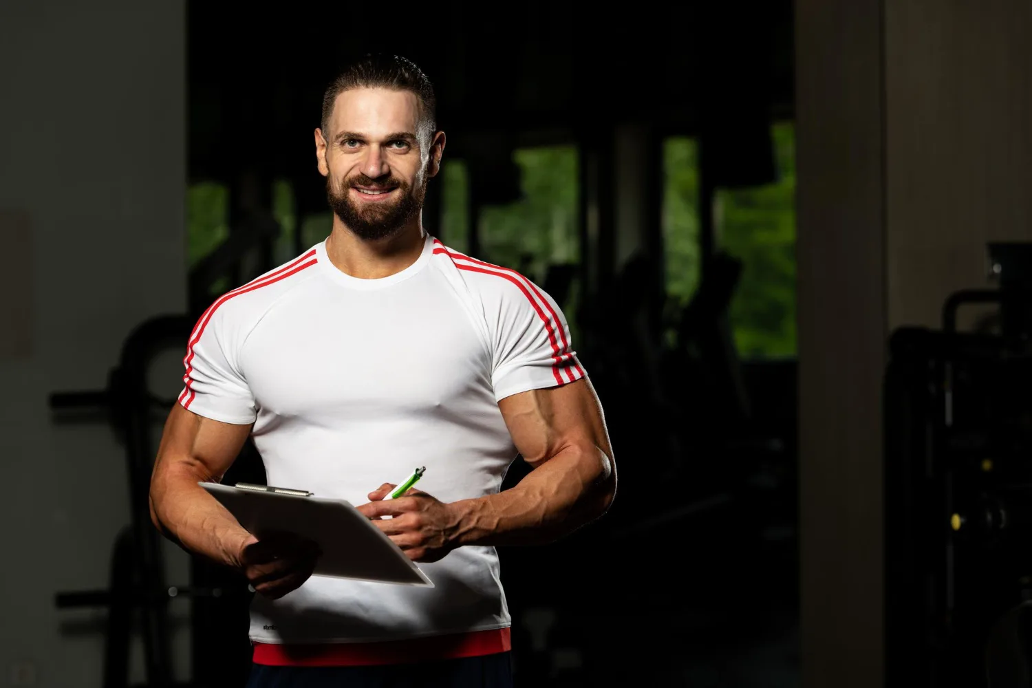 personal trainer em retrato profissional na academia
