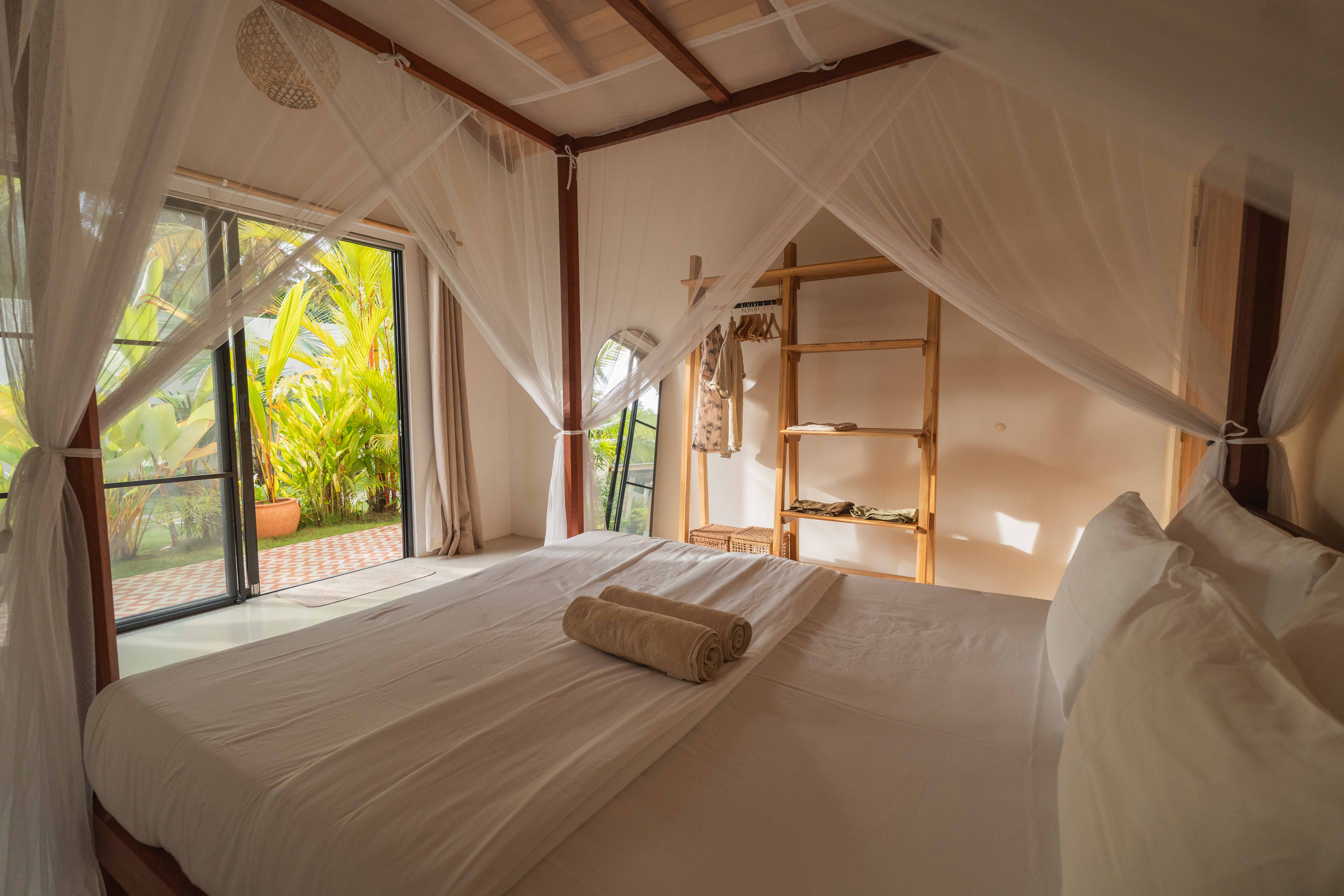 Students watching surf skate teacher