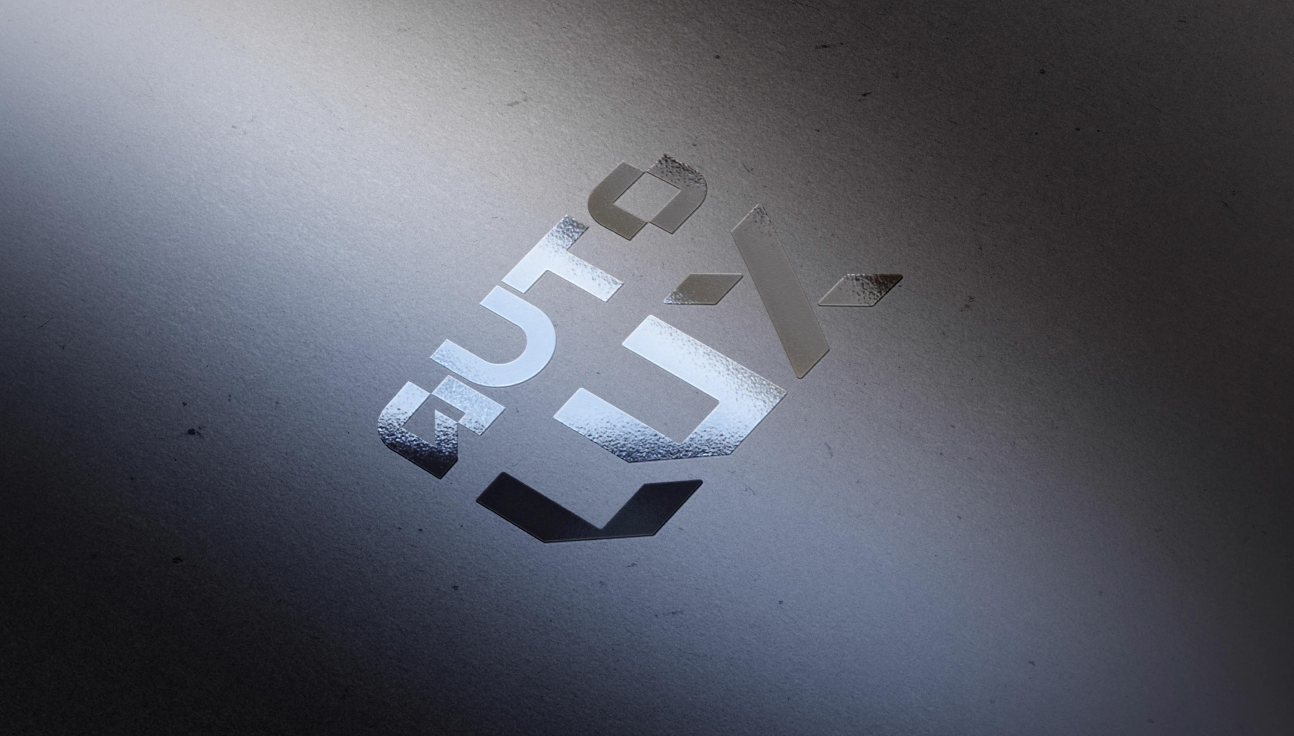 Logo AutoLux avec effet argent brillant (silver foil) sur fond sombre. Direction artistique et design de marque luxe par Tartelette Concept.