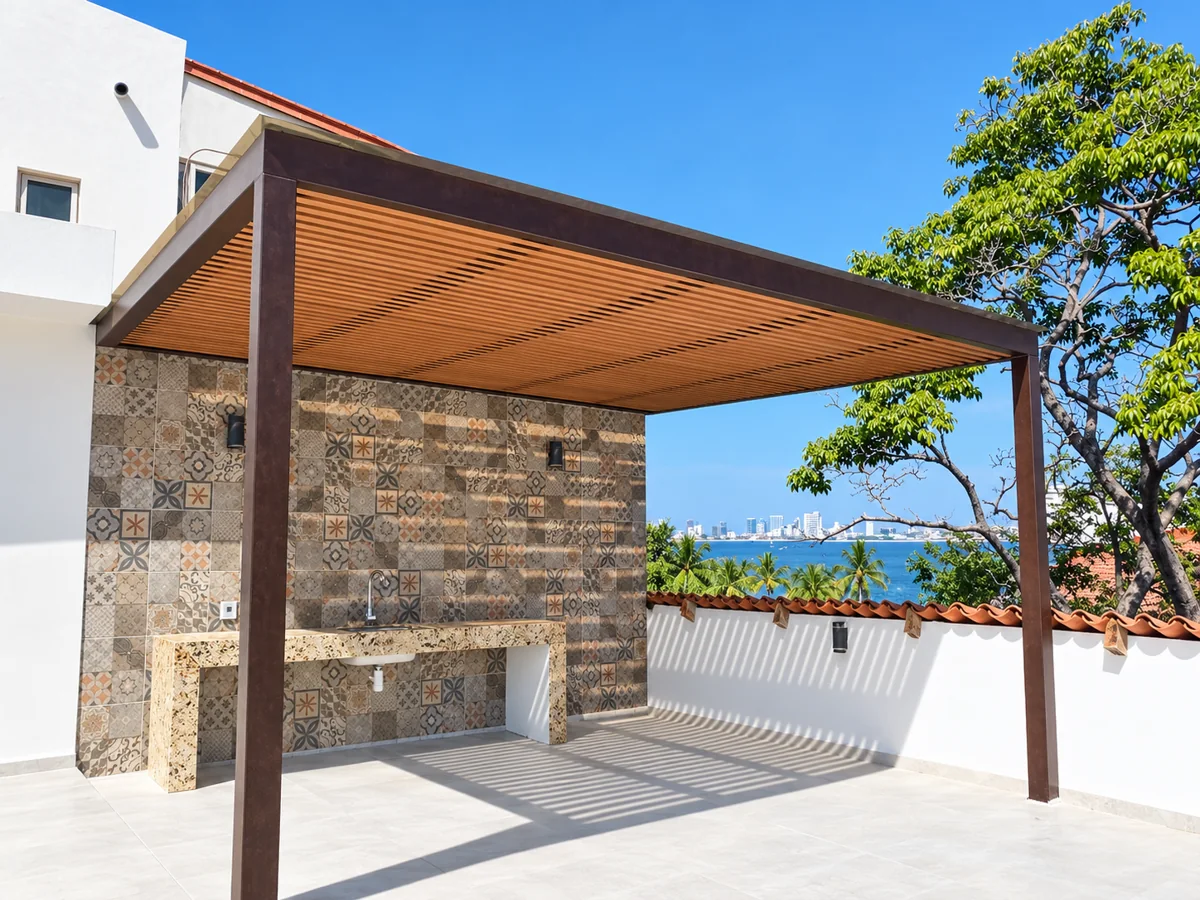 Pérgola exterior de hotel con estructura de soporte y WPC.