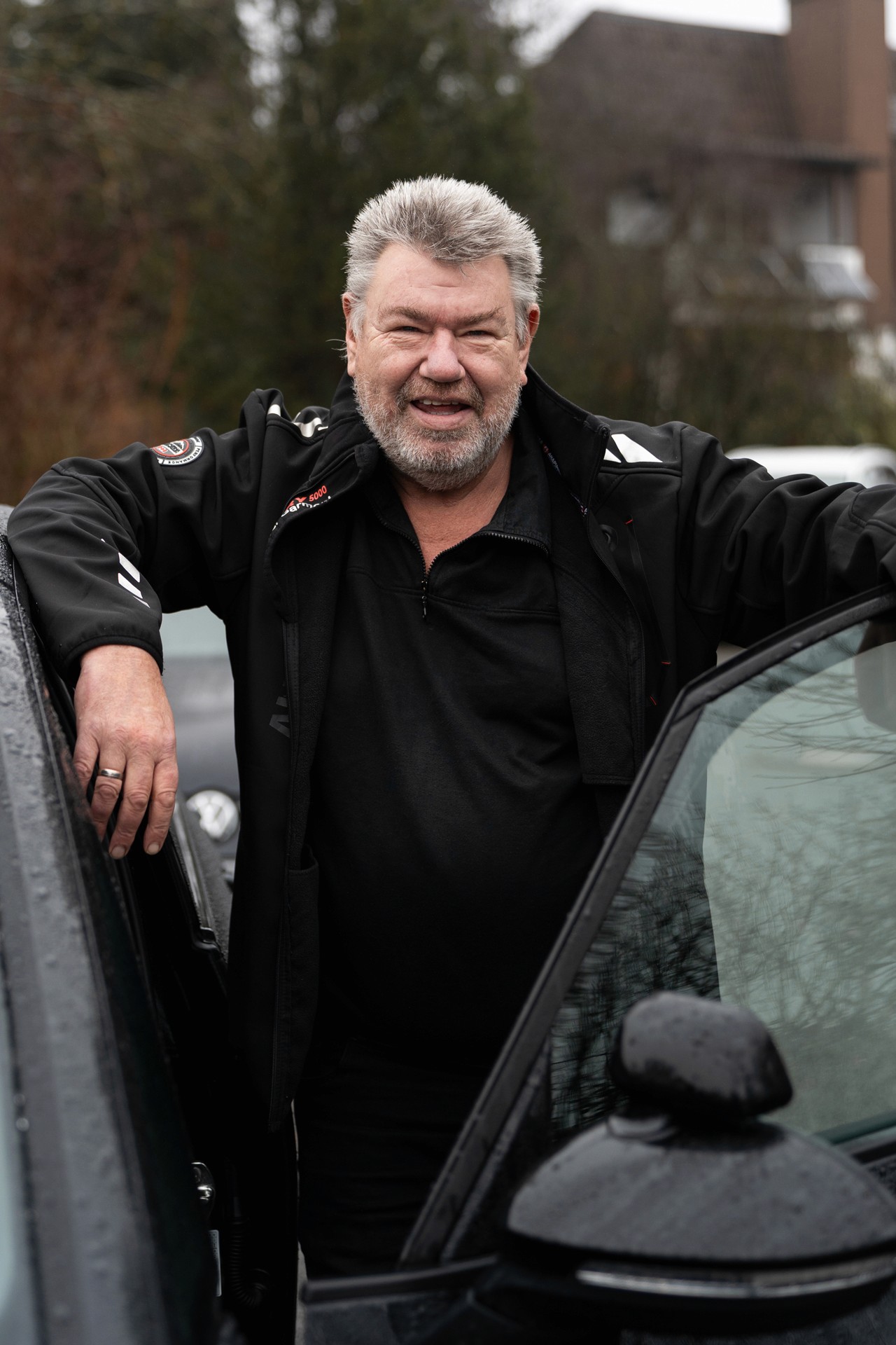 Fahrlehrer Michael Wolf neben dem modernen Fahrschulwagen VW ID.3 – zuverlässiger und erfahrener Fahrlehrer für hochwertige Führerschein-Ausbildung in der Region Neustadt bei Coburg und Rödental.