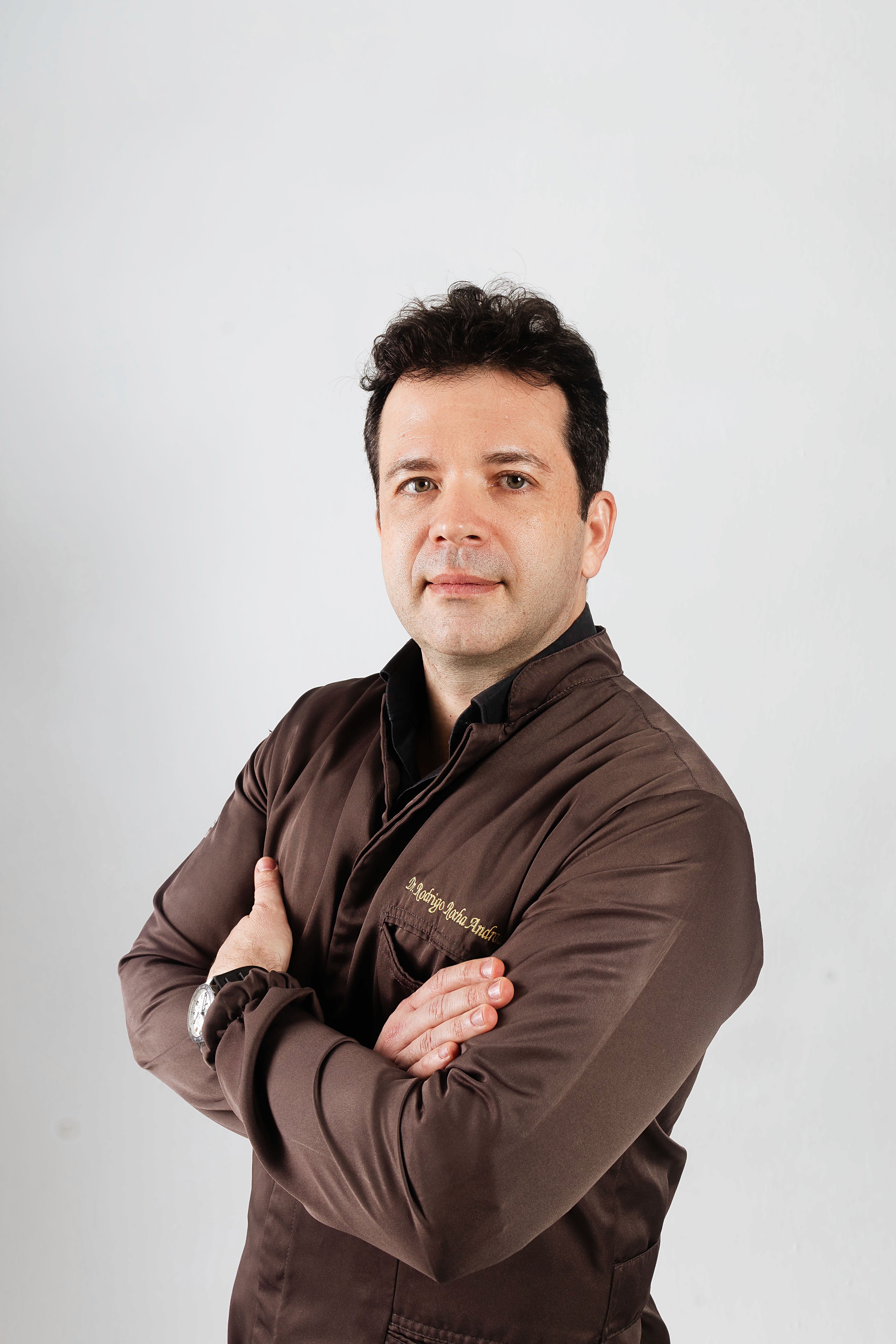 Dr. Rodrigo, cirurgião-dentista especialista em reabilitação oral, em retrato profissional