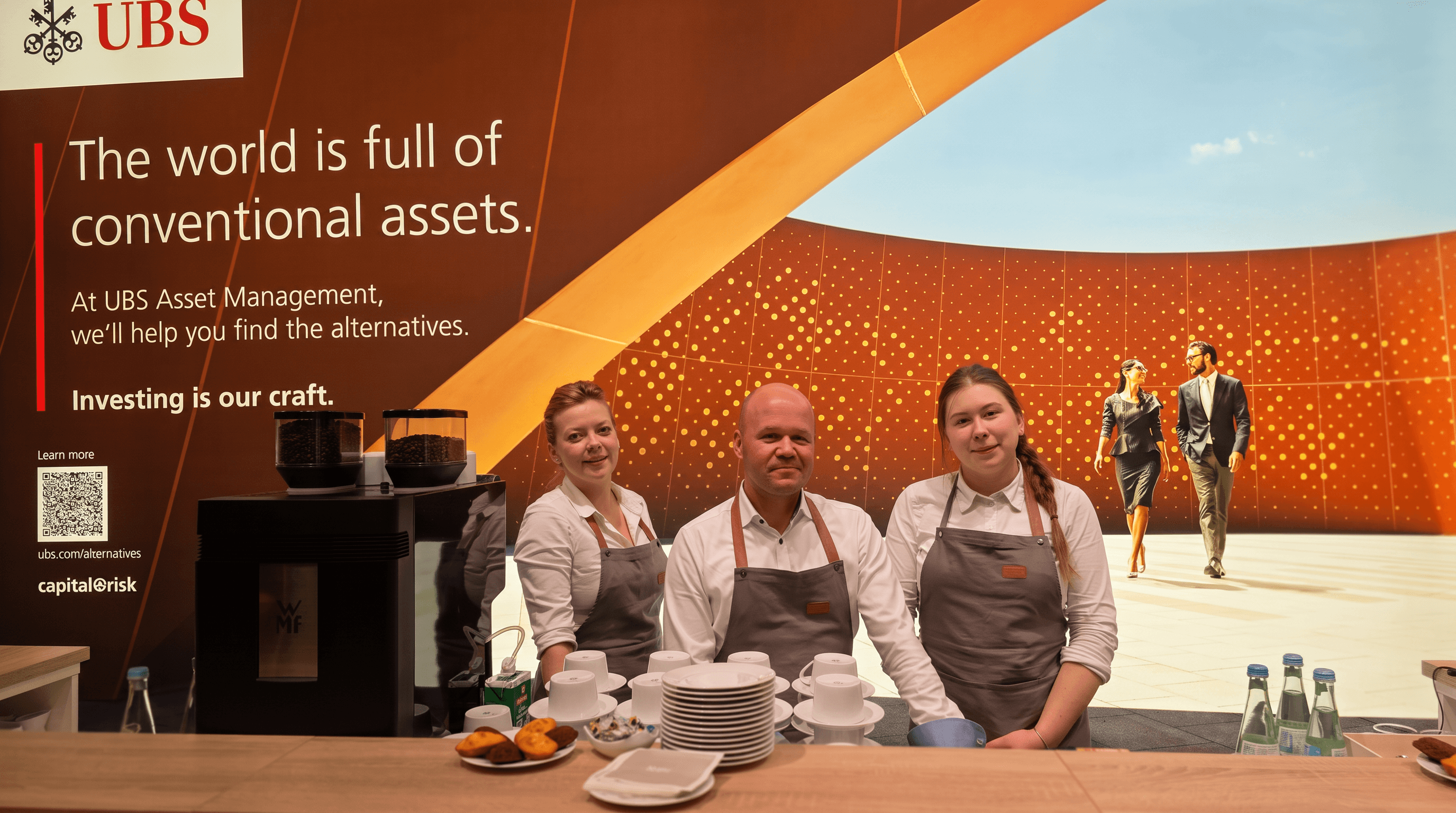 Drei Servicekräfte an einer Kaffee-Theke bei einer UBS-Veranstaltung