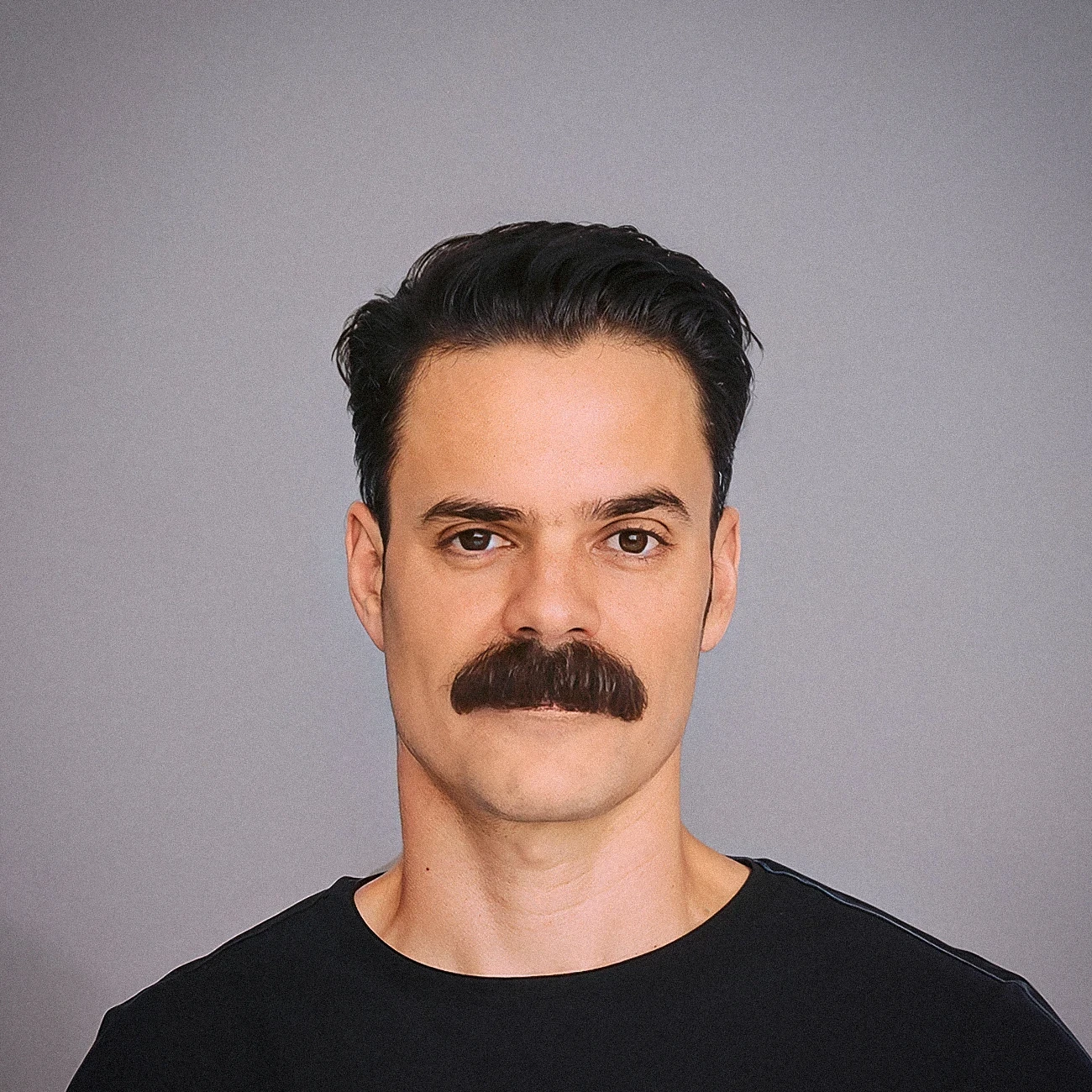 Kayo Dante: retrato, identidade visual, designer brasileiro