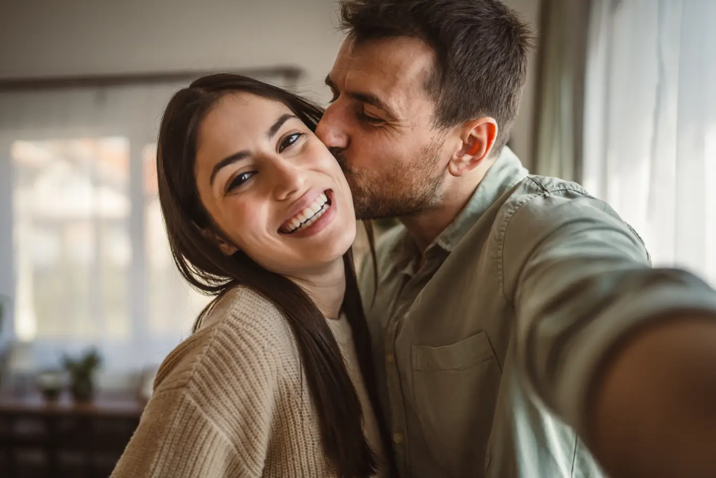 Casal feliz no novo lar