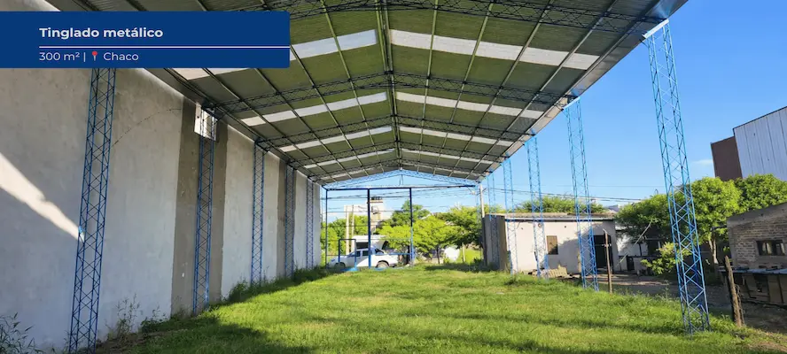 Estructura metálica de tinglado industrial con cubierta de chapa instalada en Chaco, utilizada para espacio productivo y almacenamiento.