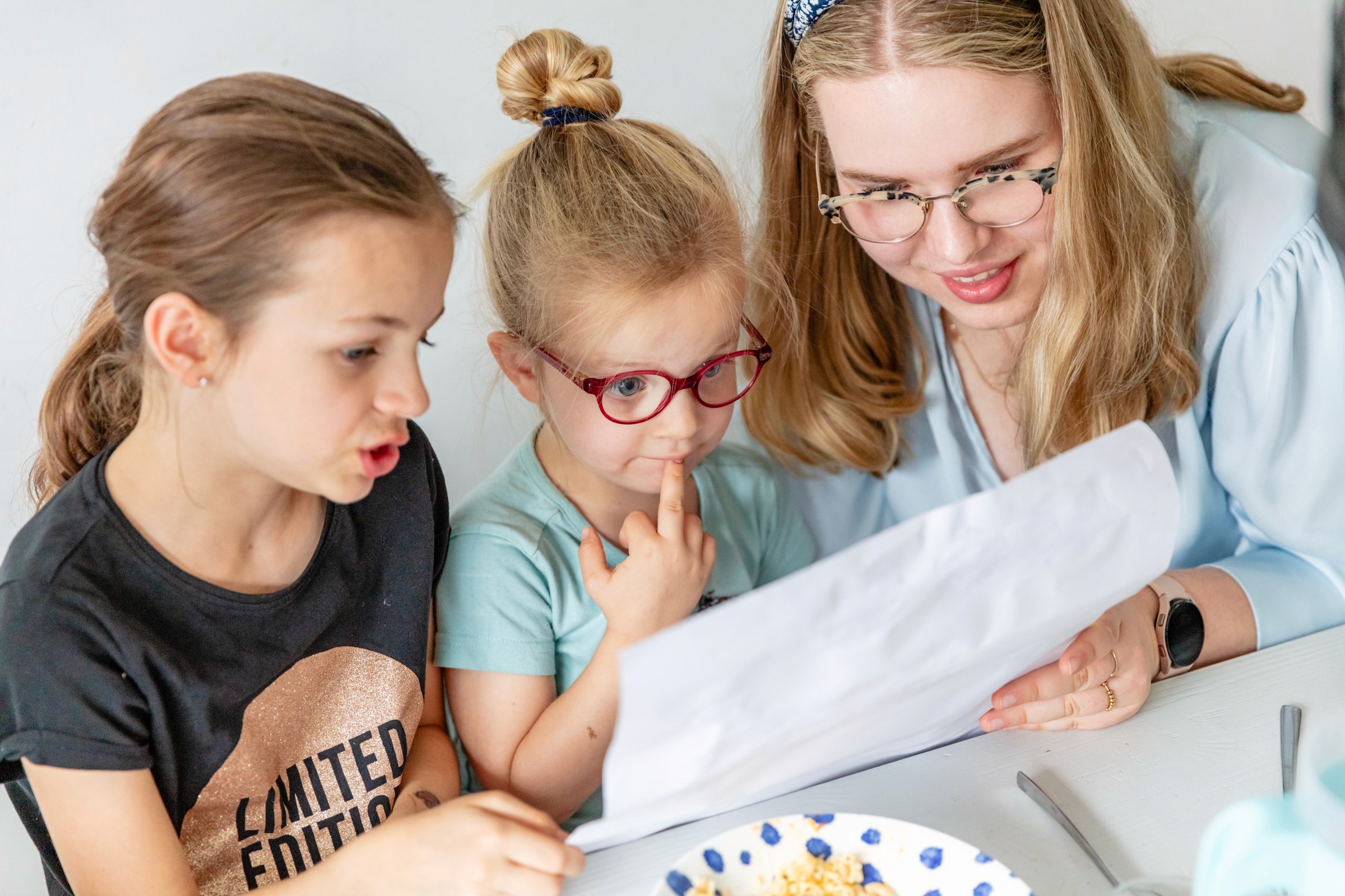 Zorgoppas helpt lezen met zorgbehoevend kind