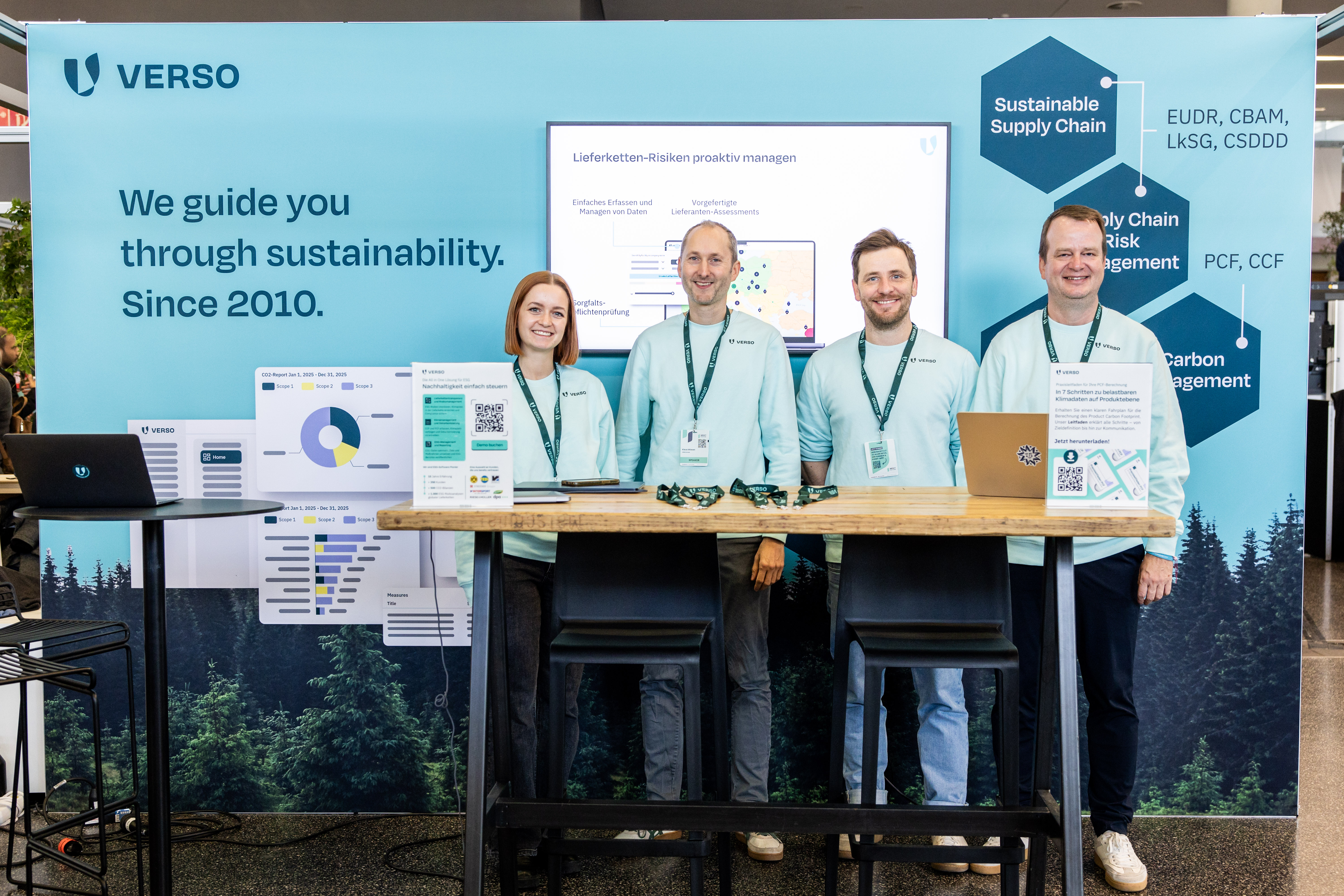 Zwei Geschäftspersonen stehen an einem Konferenztisch und diskutieren intensiv