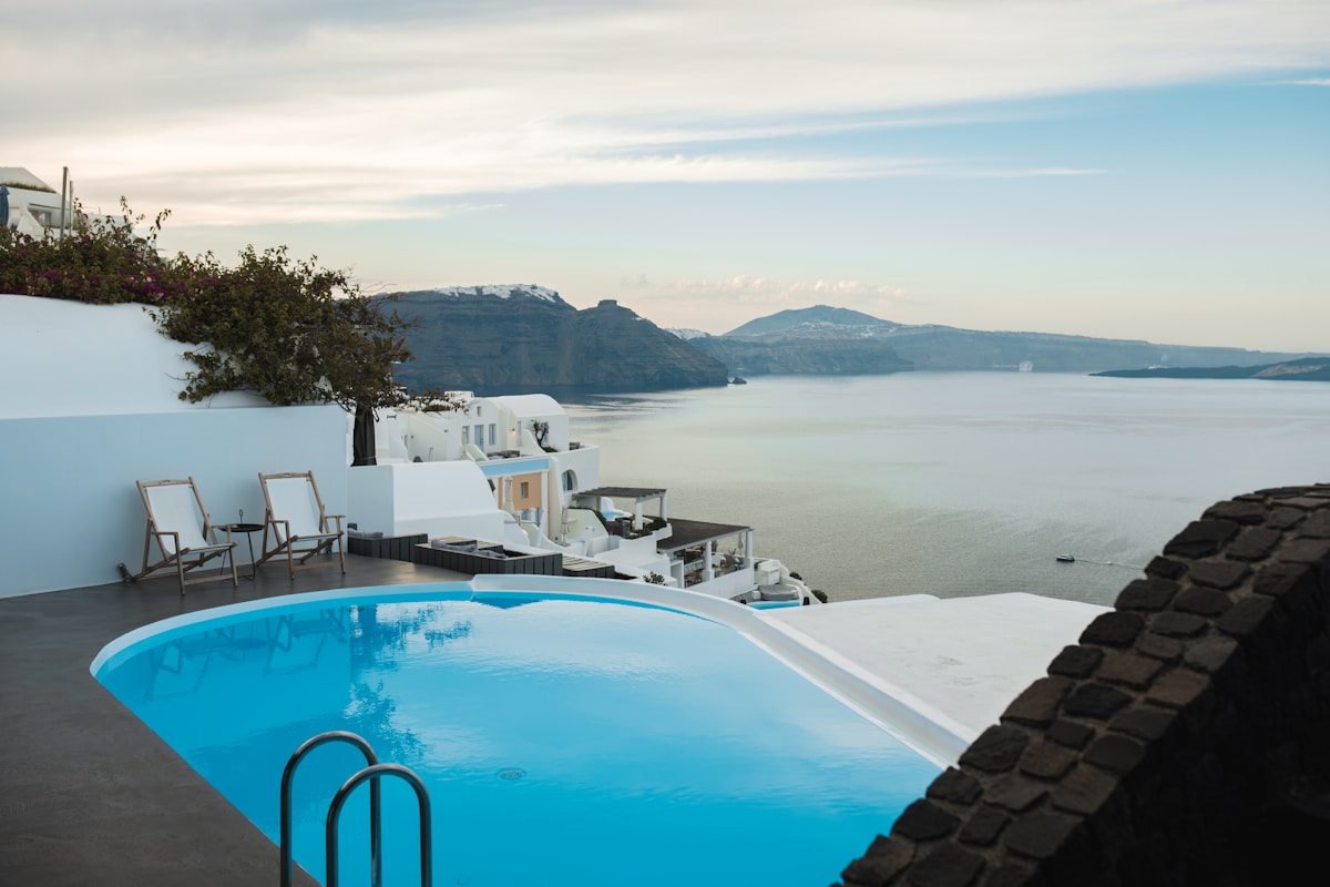 Infinity pool overlooking the Santorini caldera