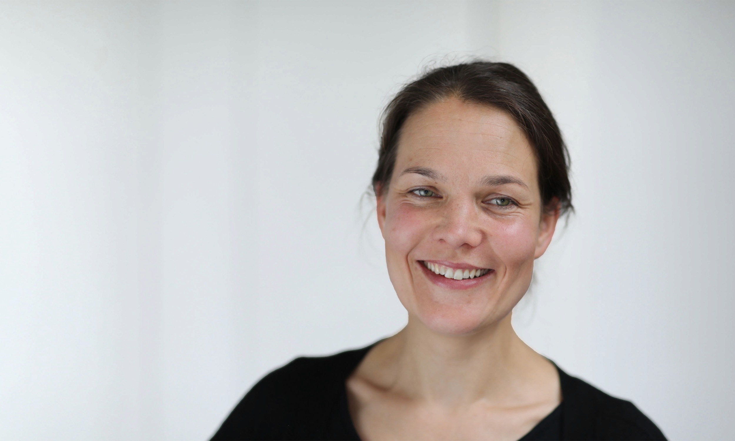 Birgit Pfeifle steht hinter bauen bewegt