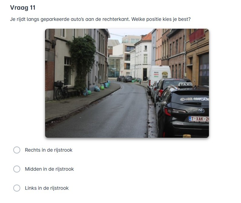 Voorbeeld van een theorie-oefenvraag voor rijbewijs A in België in de RAPP-app