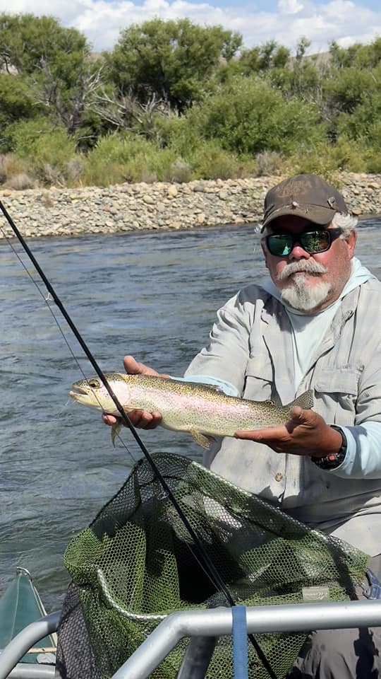 Foto de Eduardo Furlonlg, fundador de Sur Fly Fishing, sosteniendo una trucha recién capturada