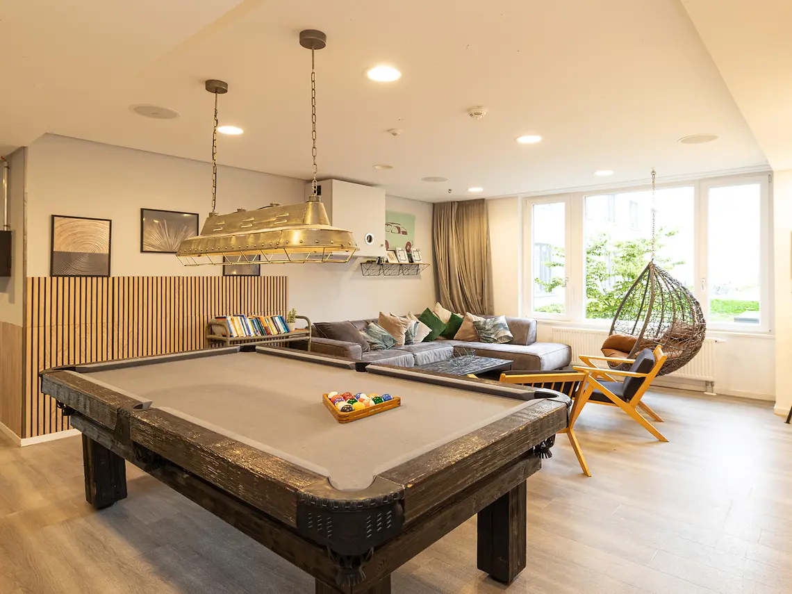 Social lounge in student accommodation in Frankfurt with pool table and comfortable seating