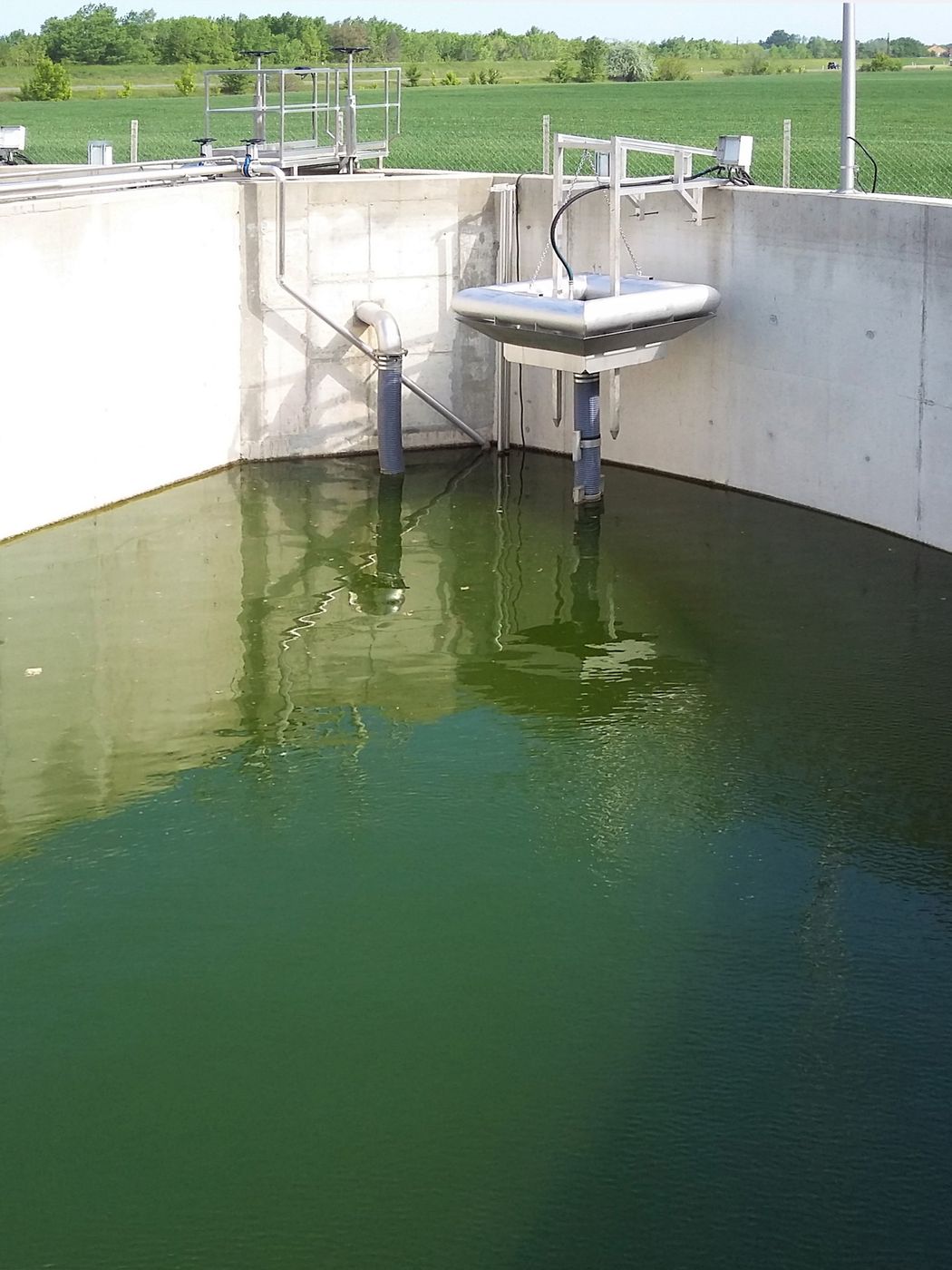 BIODEC floating decanter in a CYCLATOR basin at Dunapataj-Harta, Hungary