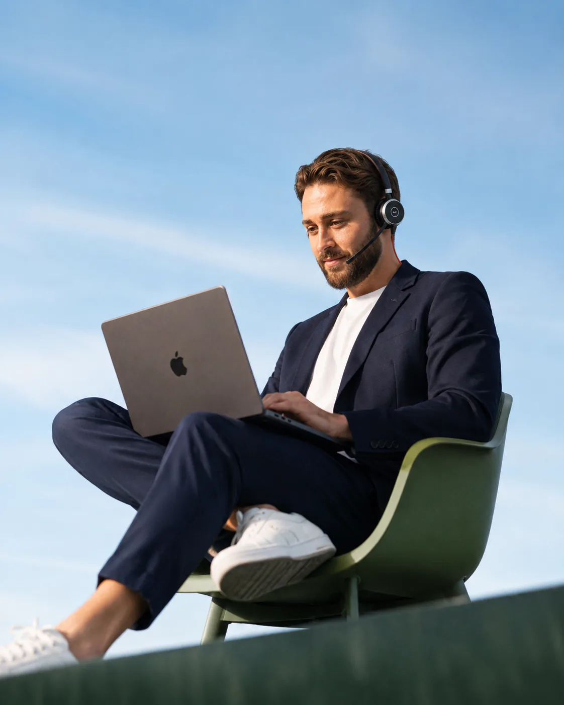 Commercial en visioconférence utilisant son CRM sur un ordinateur portable