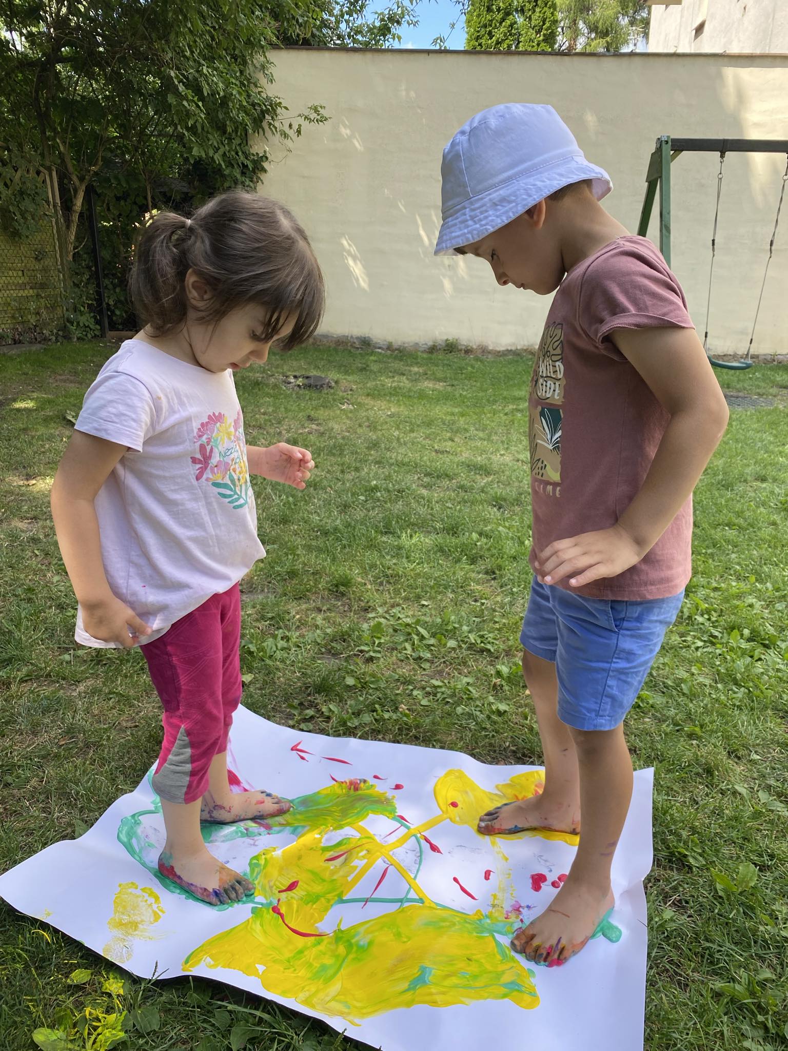 dwójka dzieci bawiących się w ogrodzie przedszkole promitis opinie