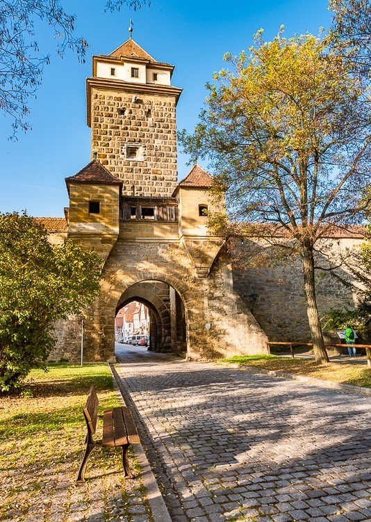 Detailaufnahme einer der beeindruckenden Stadtmauer-Türme in Rothenburg ob der Tauber.