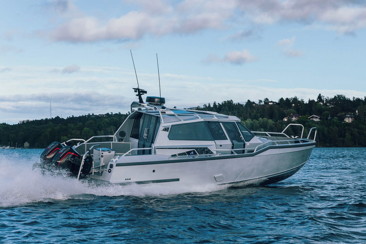 An aluminum boat Anytect A33C moving in the rough water