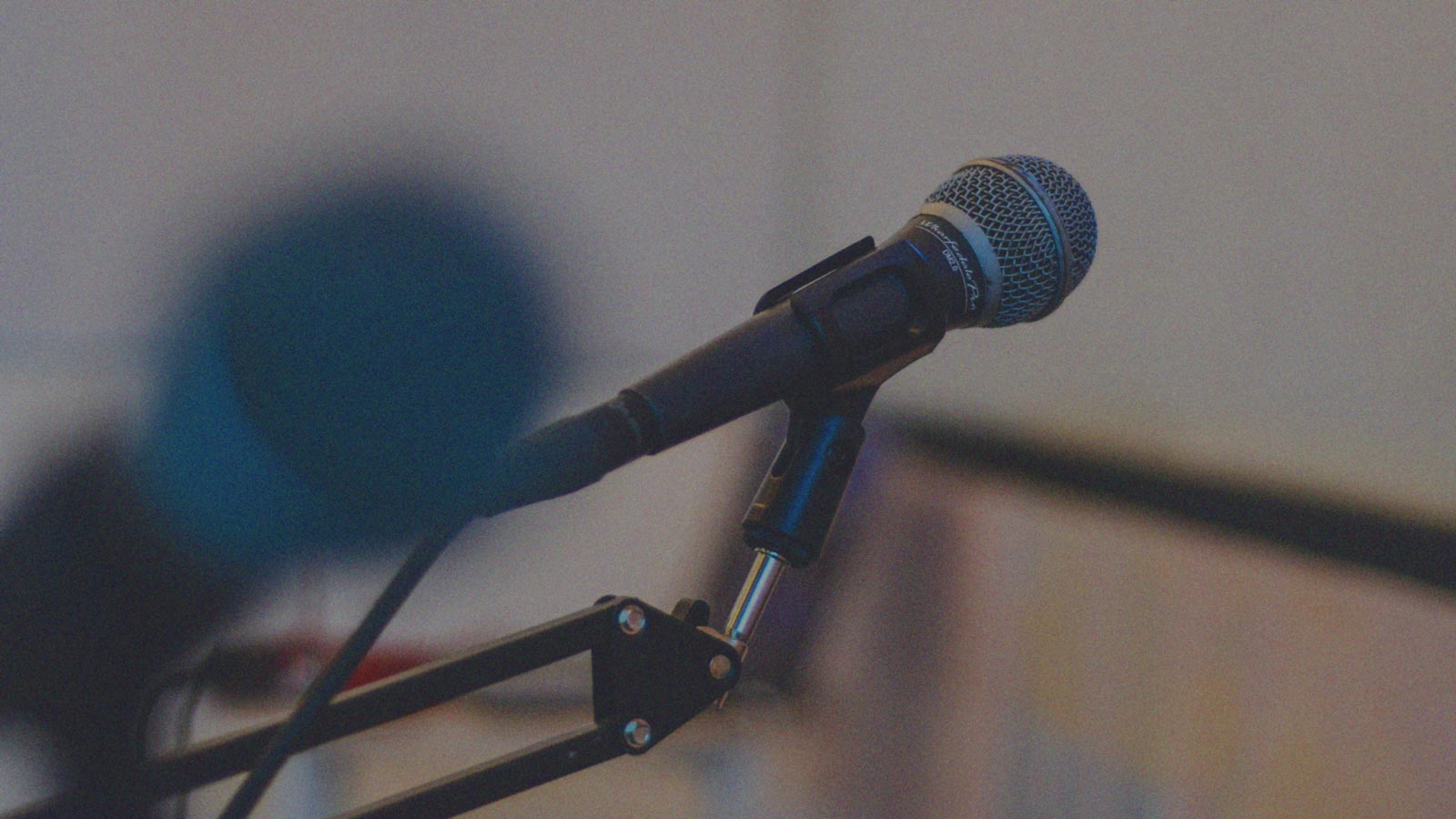 Foto de un micrófono en la columna "Con Filtros" de IdeasPaís.