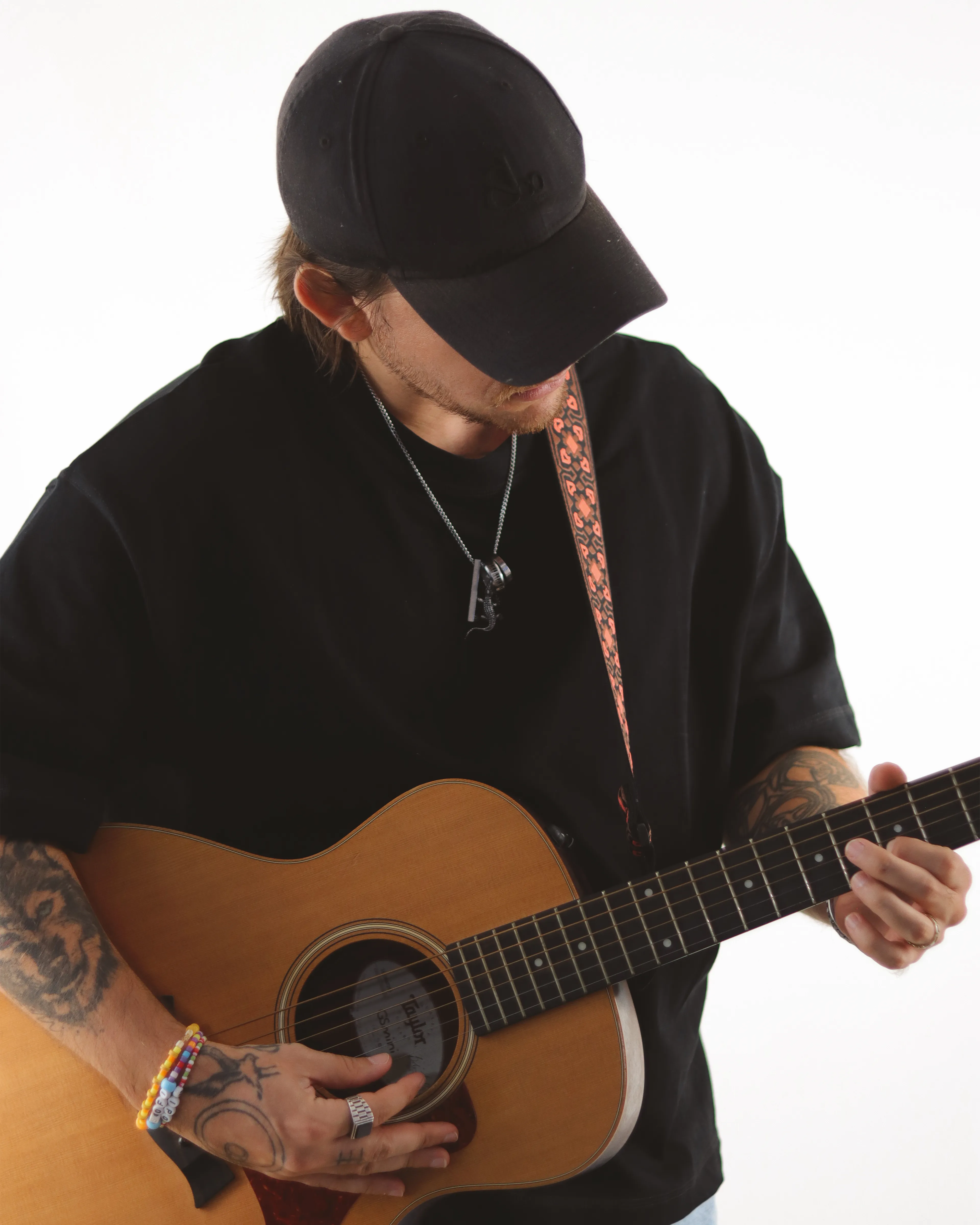 Retrato de músico tocando guitarra en ambiente minimalista