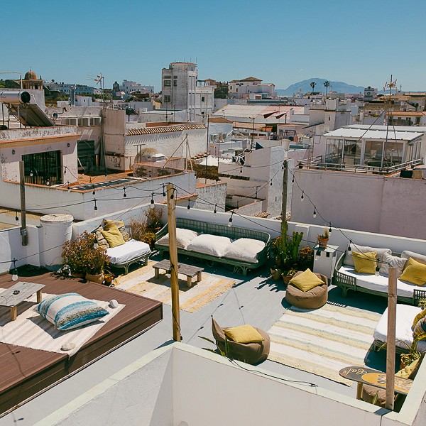 Dachlounge mit Blick über Tarifa und gemütlichen Sitzgelegenheiten – entspannte Unterkunft mit Surfhaus-Charme in Andalusien
