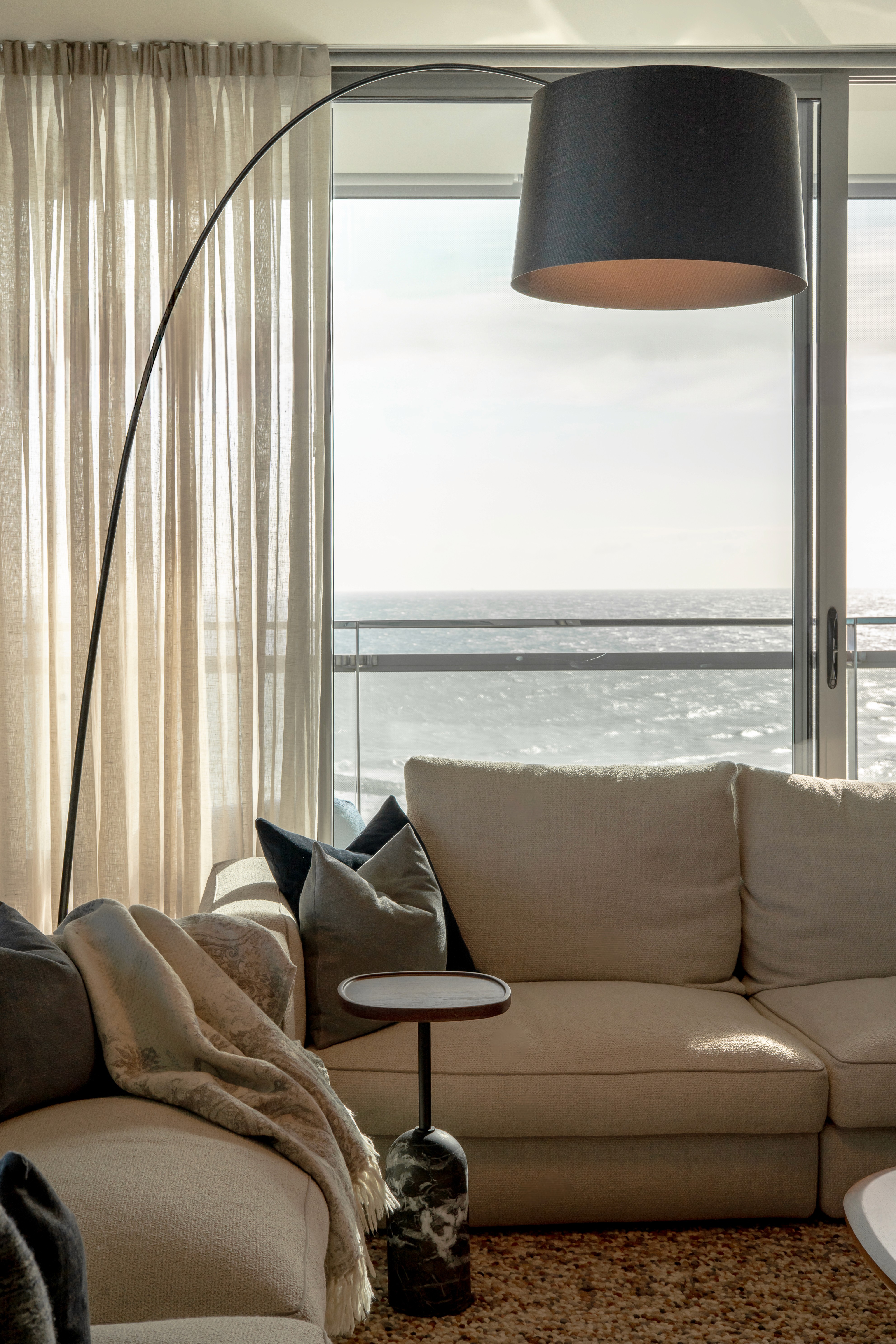 Sala de estar con grandes ventanales y vistas al mar