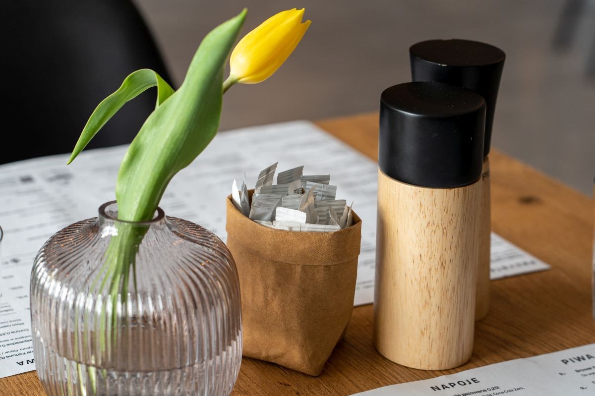 Spokojny detal restauracyjny sprzyjający spotkaniom zarządu