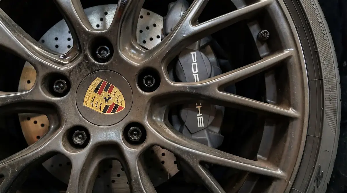 Avant nettoyage de la jante d’une Porsche 911 GT3 RS avec résidus incrustés