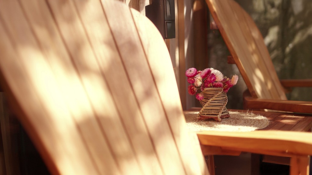 Georges-Louis Bouchez devant des militants expliquant à Bruxelles les futures décisions du gouvernement Arizona