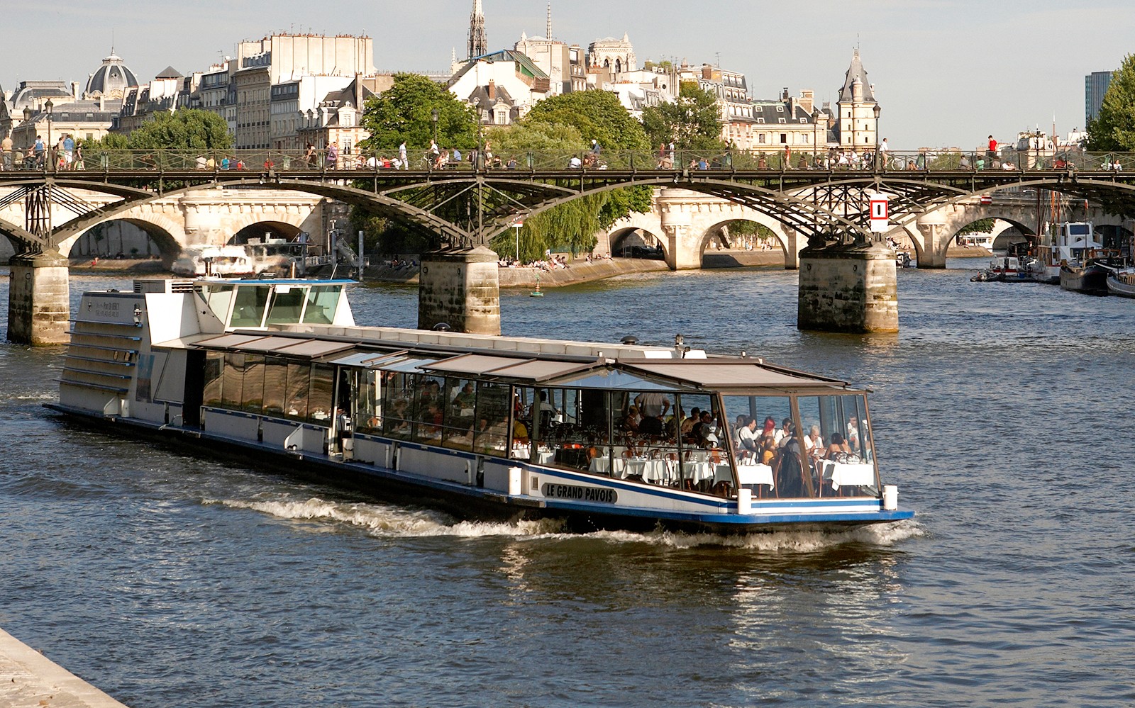 Crucero con almuerzo en barco por el río Sena cerca del Pont des Arts, en París.