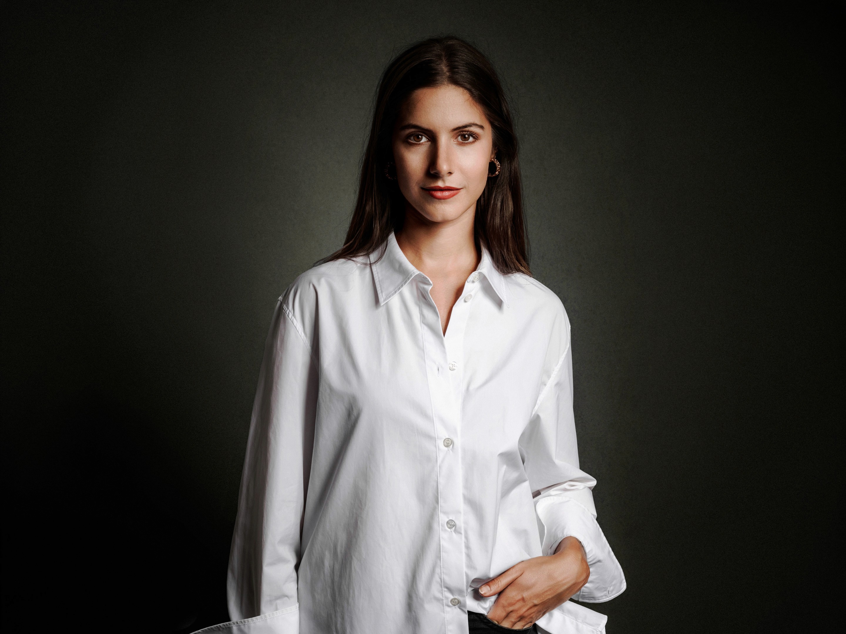 Portrait professionnel féminin en studio à Grenoble